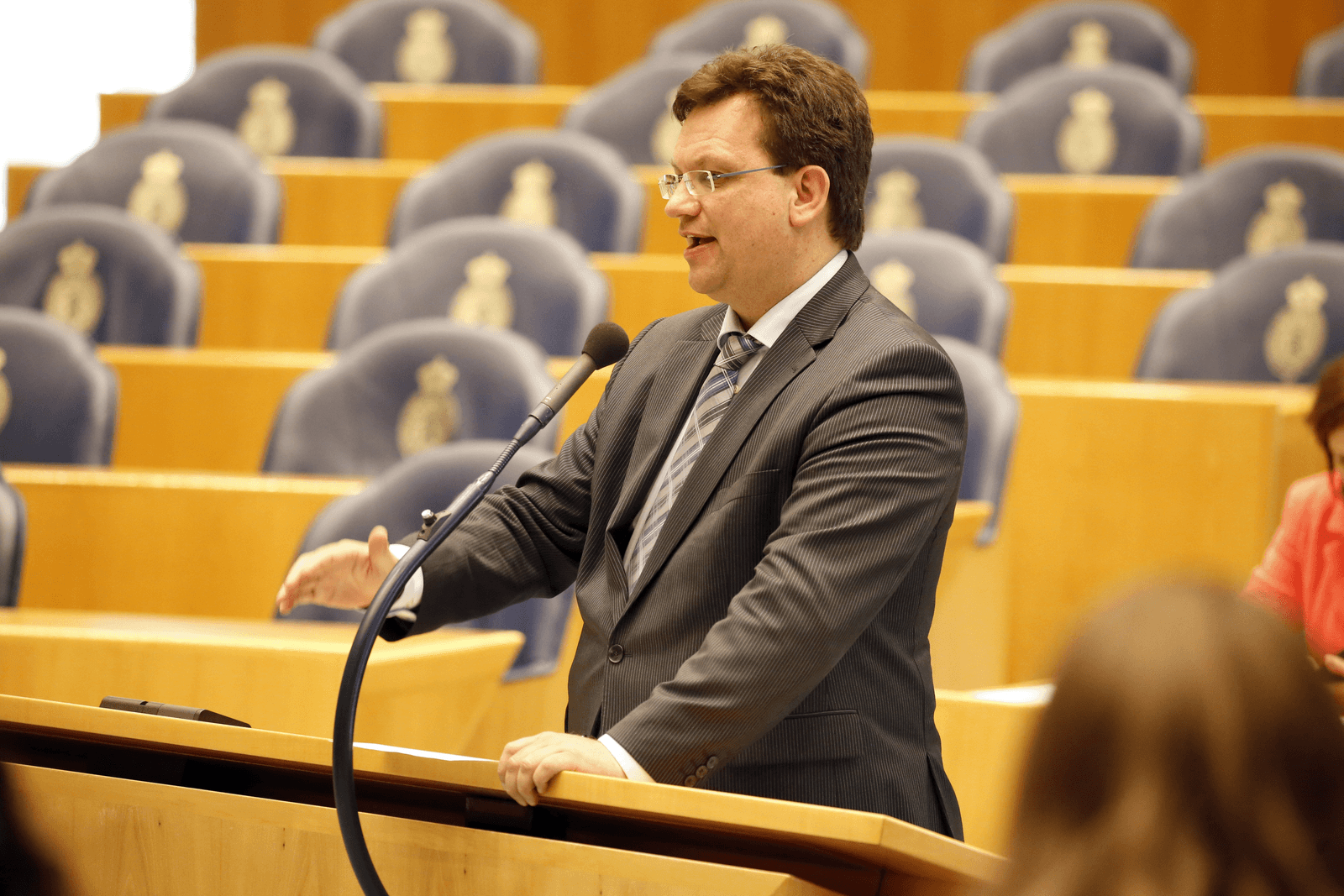 CDA-Kamerlid Jaco Geurts vraagt staatssecretaris Martijn van Dam om een overgangsregeling voor pluimveehouders.</p> <p><em>Foto: Roel Dijkstra</em>
