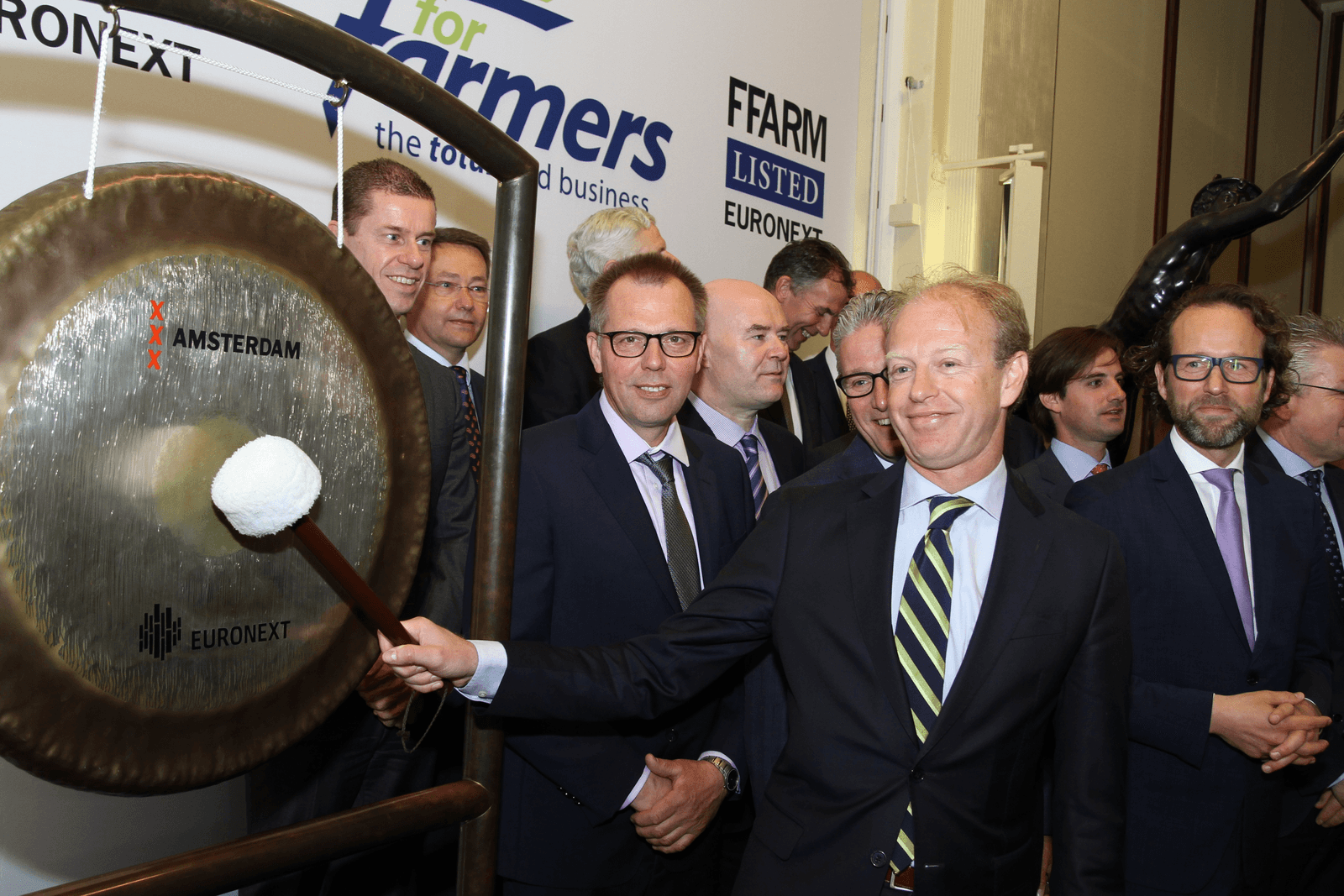 Topman Yoram Knoop slaat op de gong bij de beursgang van ForFarmers.</p> <p><em>Foto: Euronext</em>