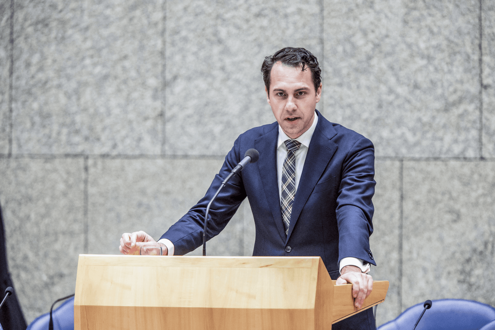 In de context goed te verklaren uitspraken van Martijn van Dam leidden in de Tweede Kamer tot iets wat veel weg had van emotiepolitiek.<br /><em>Foto: Fotopersburo Dijkstra</em>