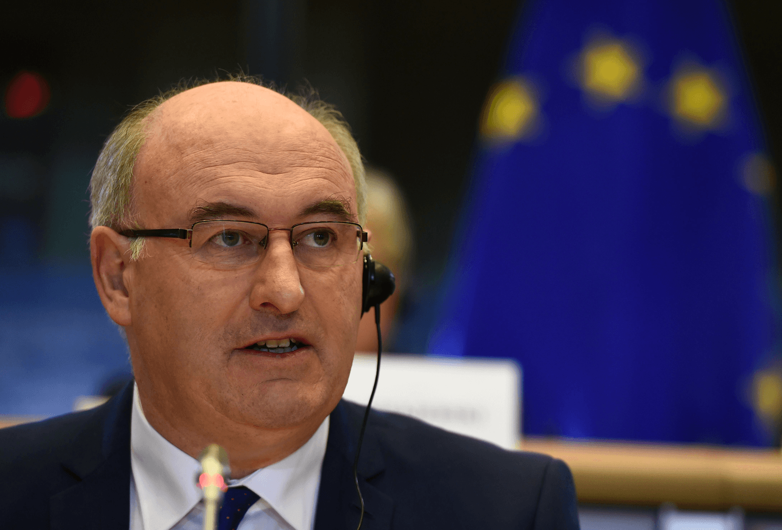 EU-landbouwcommissaris Phil Hogan zoekt ook naar kansen om de interventiemogelijkheden te verruimen.</p> <p><em>Foto: ANP</em>