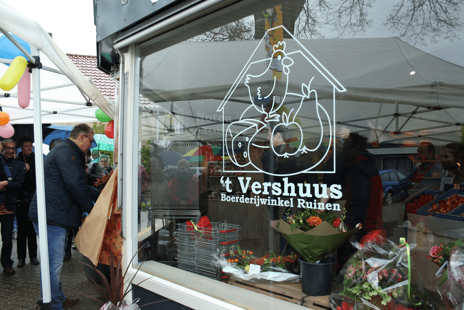 Pluimveehouder start winkel in dorpscentrum