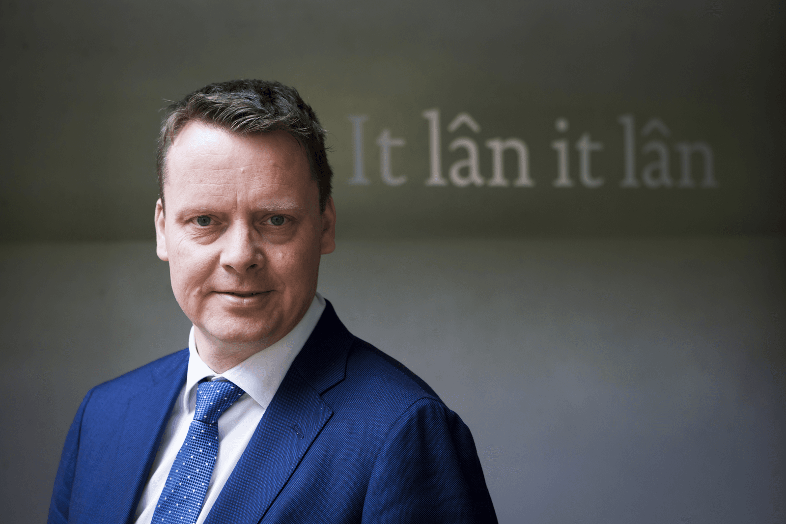 Johannes Kramer (48) is sinds 2011 gedeputeerde van Provincie Fryslân. Hij heeft onder meer landbouw en agrofood in zijn portefeuille. Kramer is afkomstig uit de gelederen van de Friese Nationale Partij.<br /><em>Foto: Anne van der Woude</em>