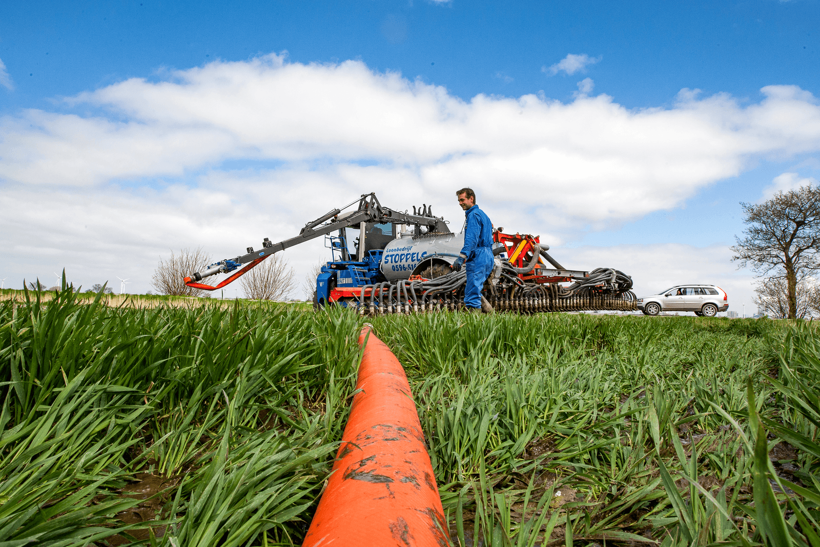 Op de noordelijke klei is het nog rustig. Alleen de sleepslangbemesters maken overuren.</p> <p><em>Foto: Ronald Hissink</em>