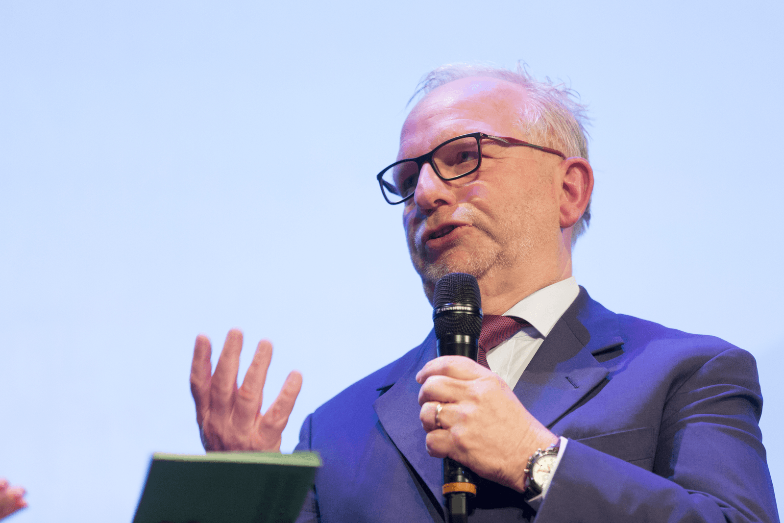 LTO Nederland-voorman Albert Jan Maat is er niet blij mee dat LTO-Varkenshouderij een eigen en afwijzende koers vaart rond internationale vrijhandel, om precies te zijn bij het TTIP-vrijhandelsoverleg.<em><br />Foto: Koos Groenewold</em>