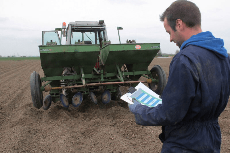 Delphy-adviseur Hans Moggré kijkt op de plattegrond welk ras waar moet komen.</p> <p><em>Foto: Anton Dingemanse</em>