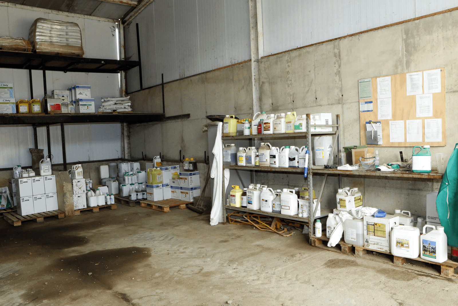 Gewasbeschermingsmiddelen in een loods. Diquat is een veelgebruikt loofdodingsmiddel in de aardappelteelt en een breedwerkend herbicide in allerlei gewassen.</p> <p><em>Foto: Henk Riswick</em>