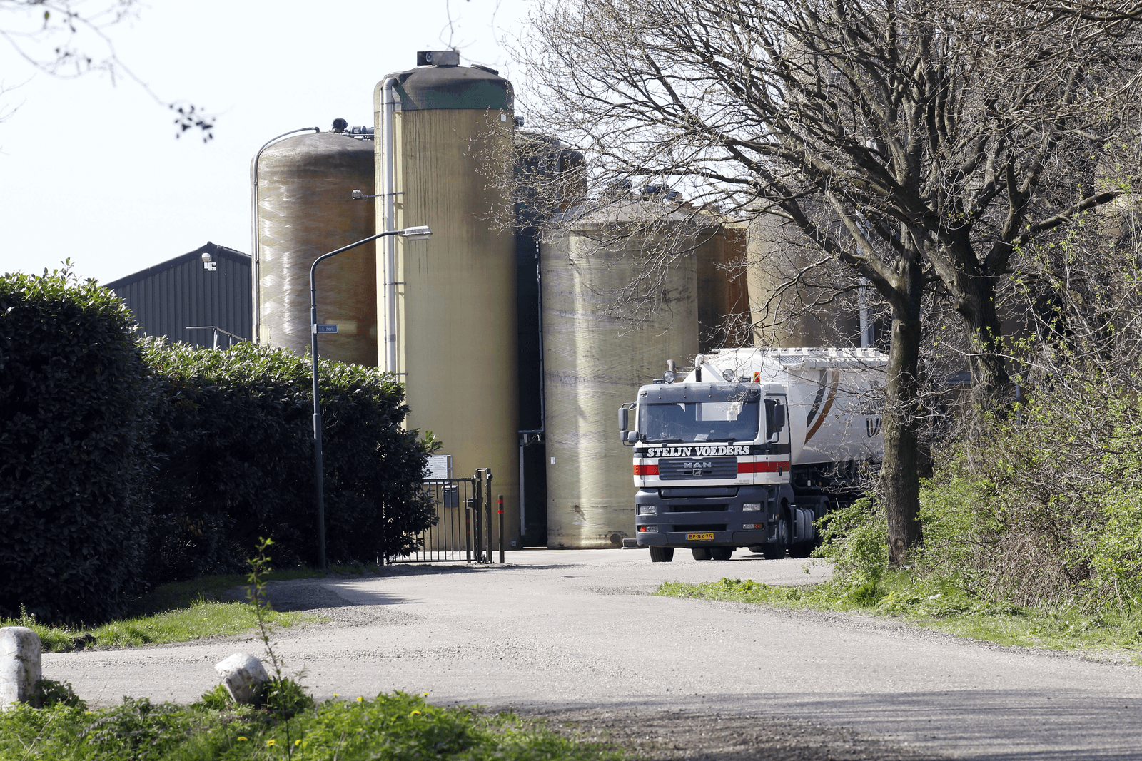 Onderdeel van het plan is verplaatsing van de voersilo's.<br /><em>Foto: Bert Jansen</em>