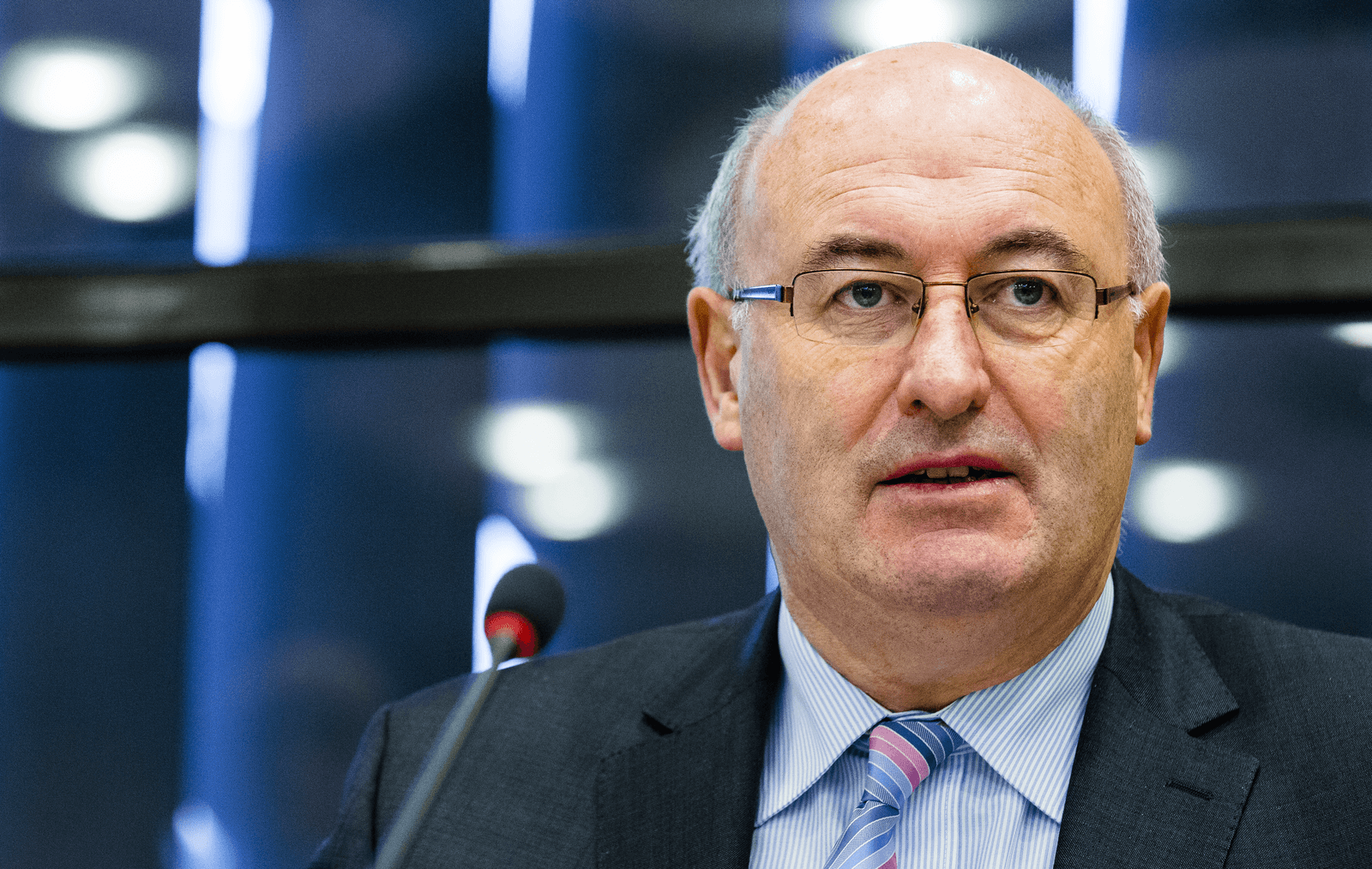 EU-landbouwcommissaris Phil Hogan geeft aan dat uitstel mag, maar dat lidstaten regels en controles moeten blijven toepassen.</p> <p><em>Foto: ANP</em>