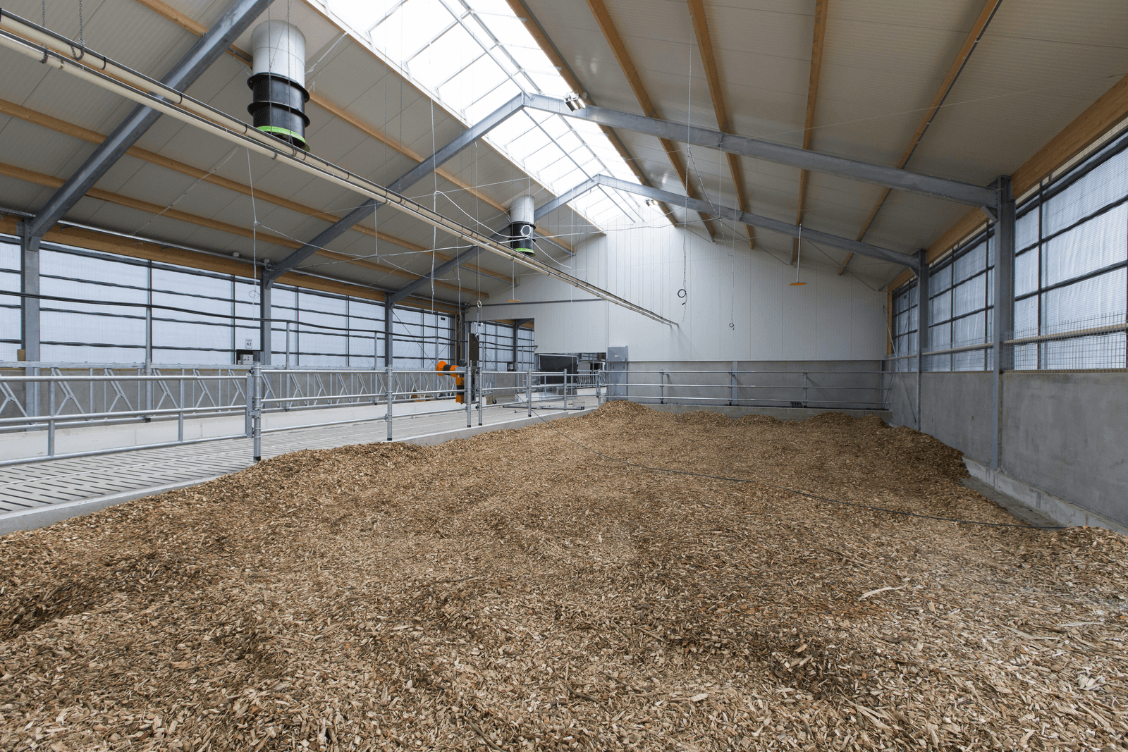 Op Dairy Campus wordt de ammoniakemissie in de stal met de houtsnipperbodem met een actief beluchtingssysteem gemeten en vergeleken met de emissie van een gangbare ligboxenstal.</p> <p><em>Foto: Anne van der Woude</em>