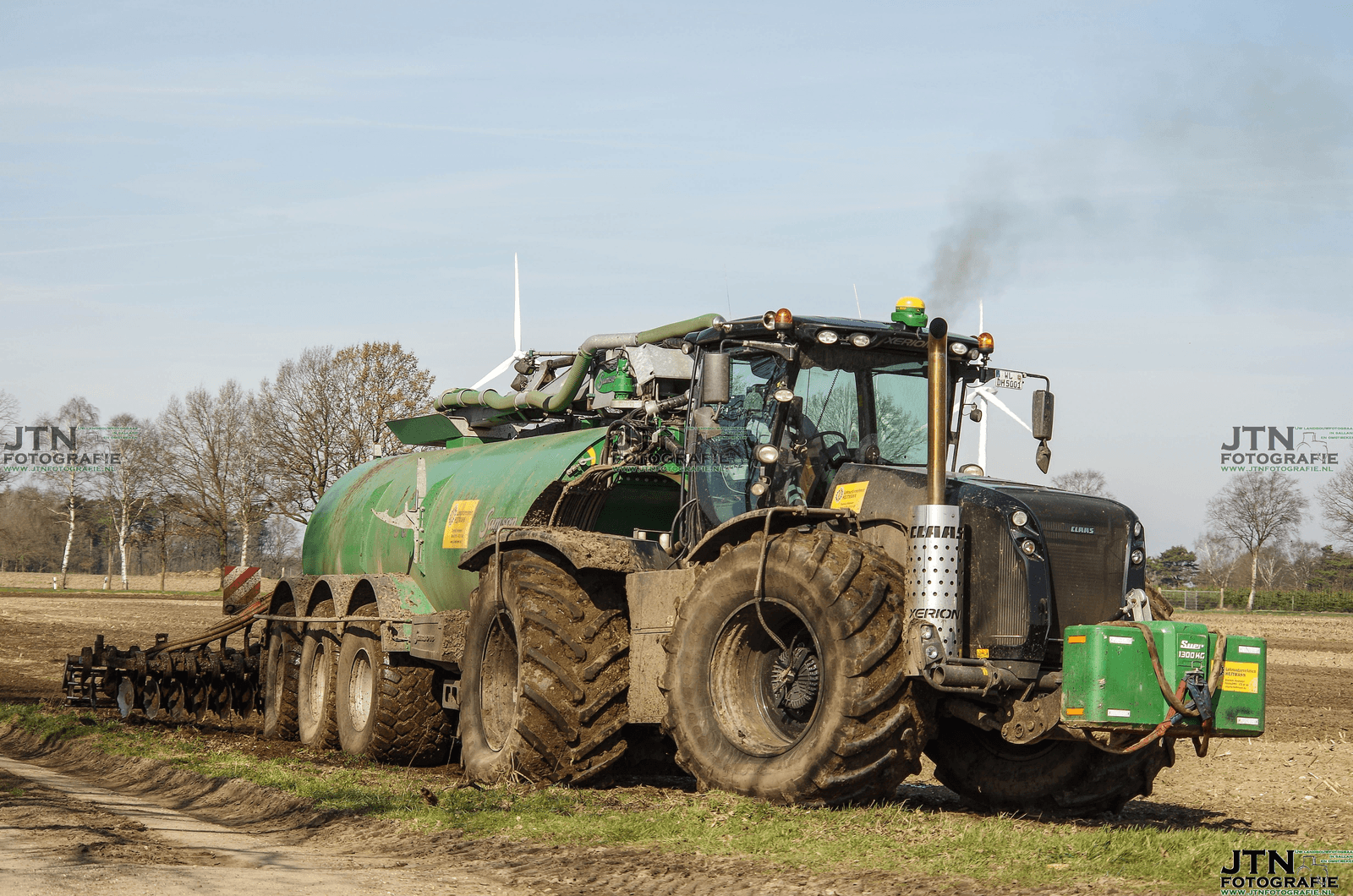 Tractorfan 15: Zwarte Xerion in de mest