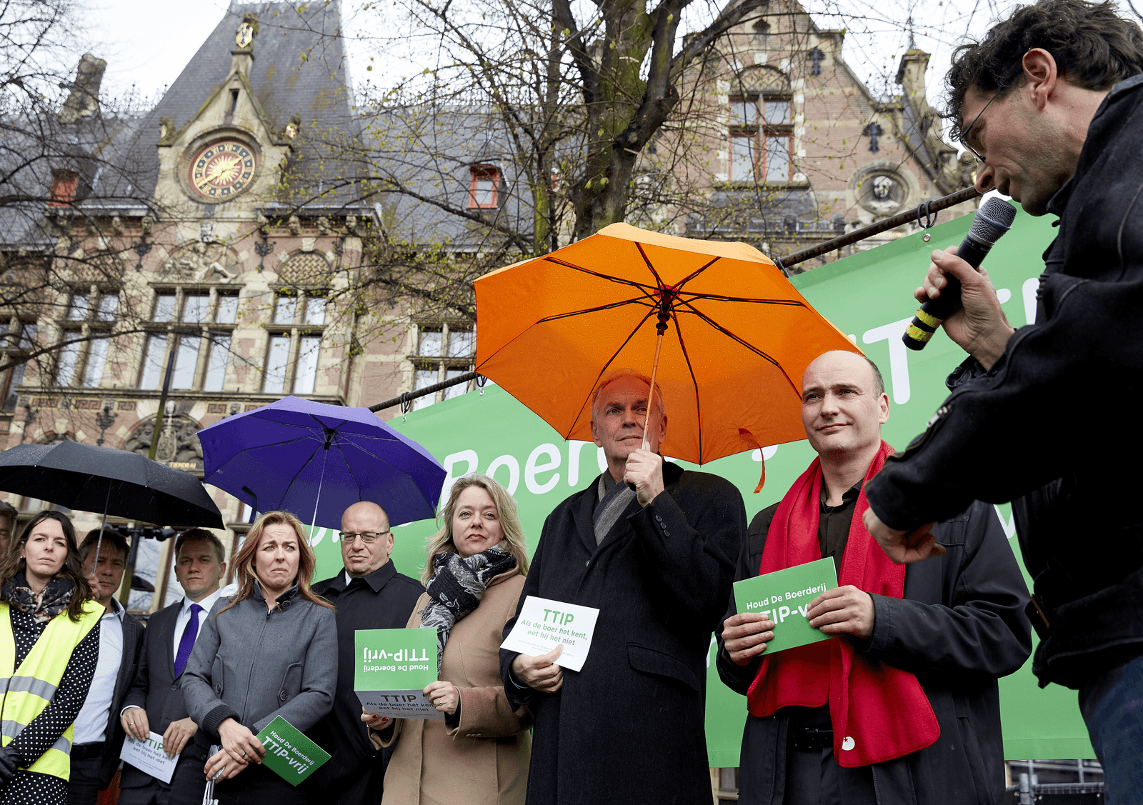 Vlnr: Kamerleden Grashoff (GroenLinks), Bruins (ChristenUnie), Thieme (PvdD), Teeven (VVD), Mulder (CDA), de Roon (PVV) en van Dijk (SP) tijdens de actie van boeren, Milieudefensie, en FNV Groen tegen TTIP.<br /><em>Foto: ANP </em>