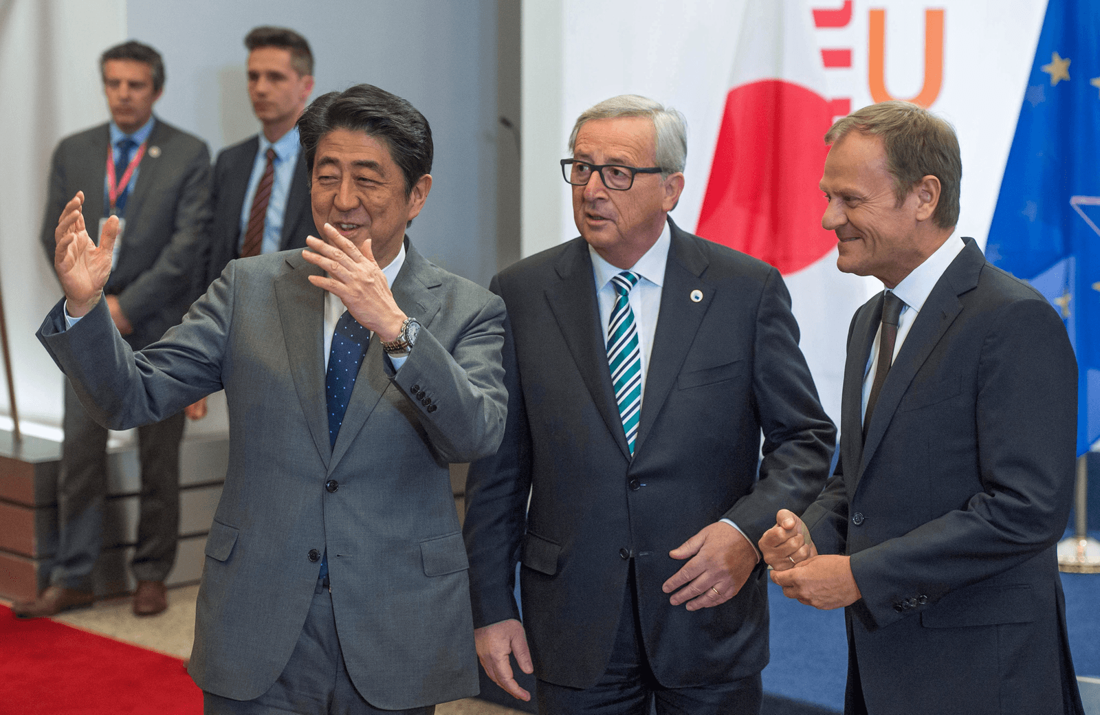 Vlnr: Shinzo Abe, Donald Trusk, Jean-Claude Juncker<br /><em>Foto: ANP </em>