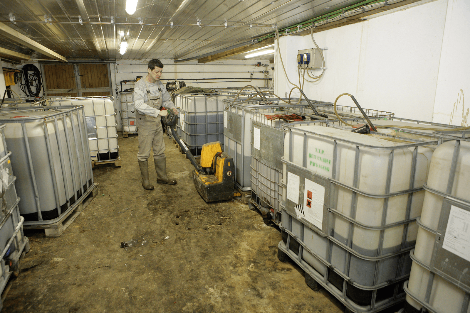 Opslag van de vloeibare aminozuren in plastic tanks.<em><br />Foto: Henk Riswick</em>