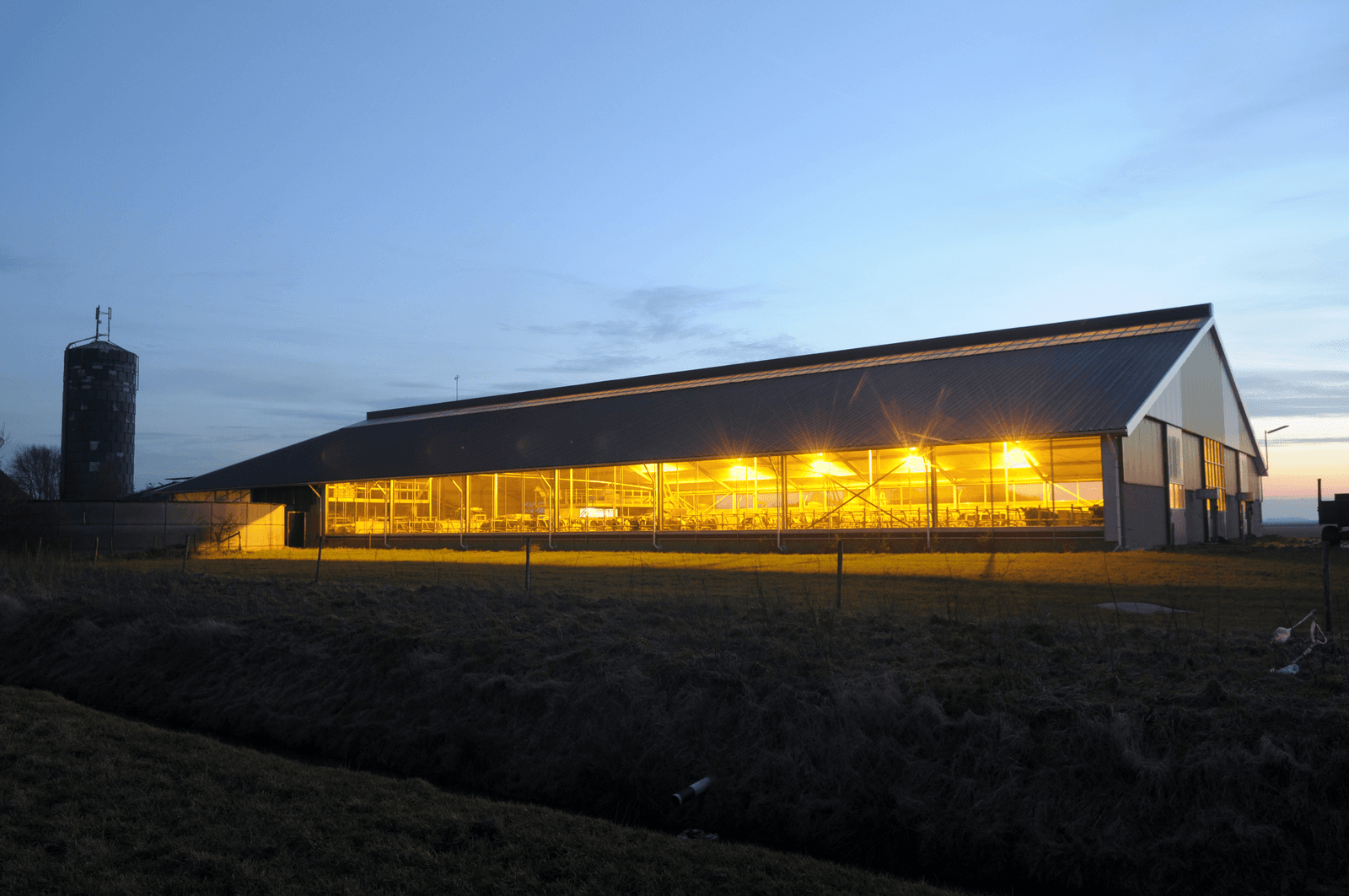 Wie last heeft van licht uit een stal heeft pech. Volgens de Raad van State behoort het tot een normaal maatschappelijk risico dat plattelandsbewoners te maken krijgen met lichthinder. De stal op de foto heeft niets te maken met de zaak.</p> <p><em>Foto: Penn Communicatie</em>