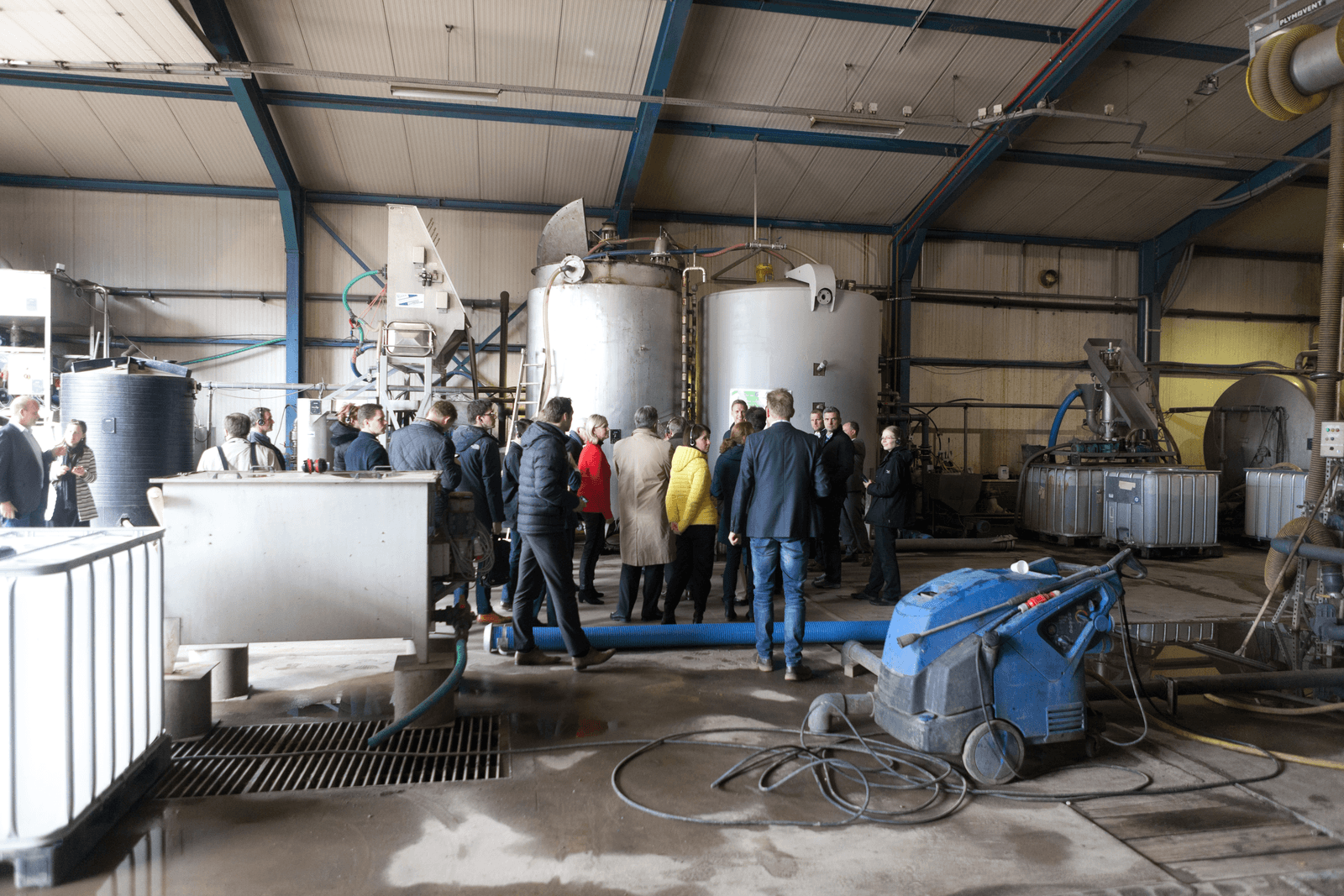 Europarlementariër Jan Huitema bracht op werkbezoek met zijn collega's van de Europese landbouwcommissie een bezoek aan mestverwerkingsinstallatie Groot Zevert in Beltrum (Gld.).</p> <p><em>Foto: Joris Telders</em>