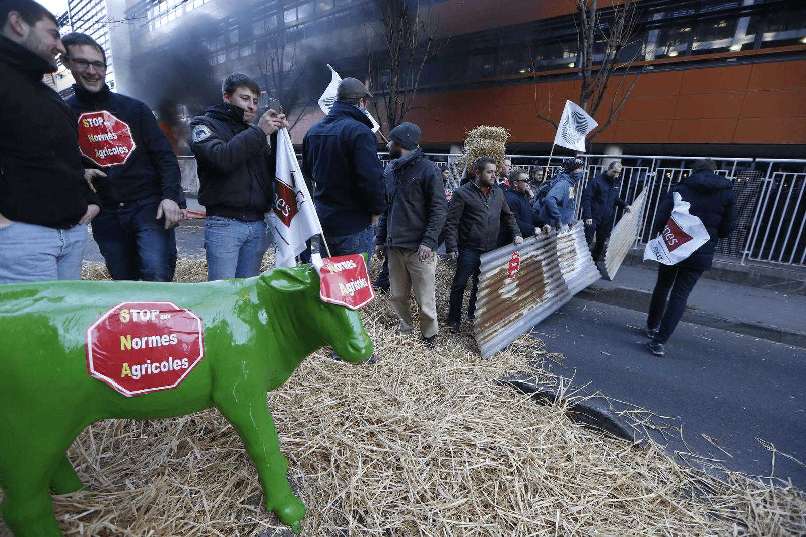 Boeren protesteren in Parijs tegen de lage prijzen voor hun producten, afgelopen februari.<br /><em>Foto: AFP</em>