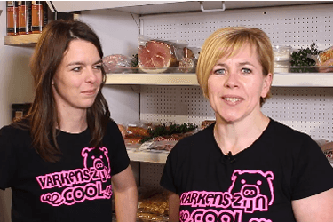 Ingrid Jansen en Doreen van den Berkmortel zijn blij met de donaties. <br /><i>Foto: POV</i>