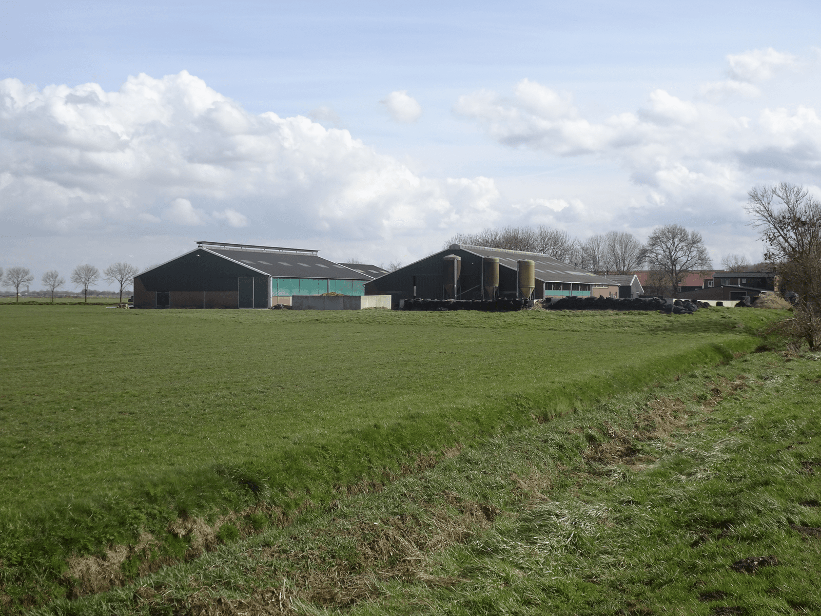 Keurig bedrijf met weinig grond in Wamel te koop