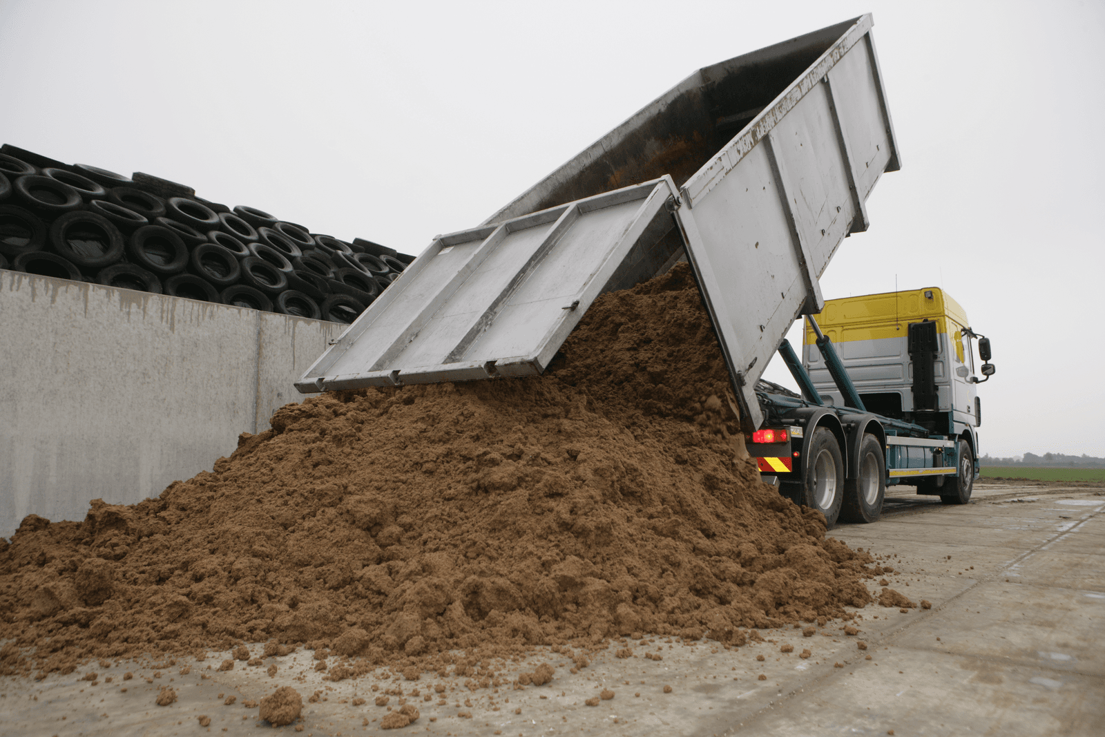 Het lossen van veevoer bij een veehouder.<br /><em>Foto: Michel Zoeter</em>