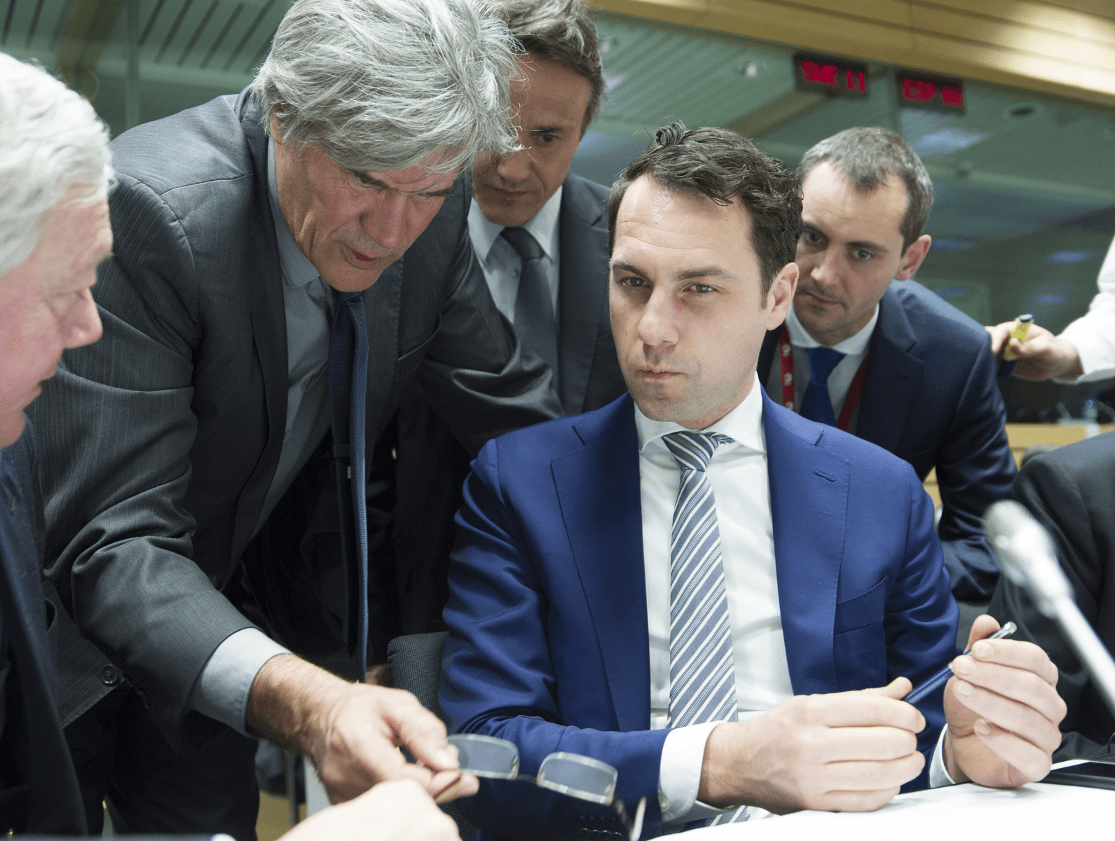 Staatssecretaris Van Dam praat volgende week met EU-landbouwministers over crisismaatregelen in Europa.</p> <p><em>Foto: ANP/EPA</em>
