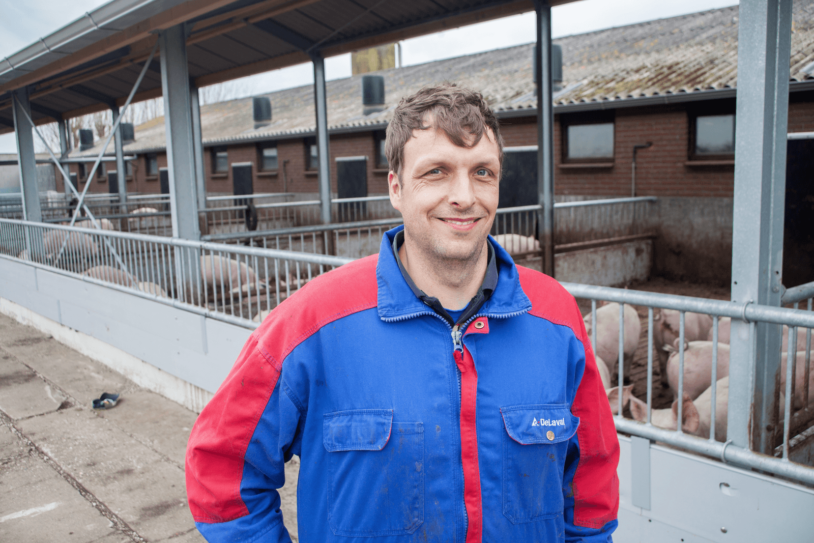"Het contact met de dieren geeft me veel voldoening", zegt biologisch varkenshouder Cor Rijneveld in Linschoten. De ondernemer schakelde vorig jaar over van een gangbare naar een biologische productiewijze.<br /><em>Foto: Herbert Wiggerman</em>