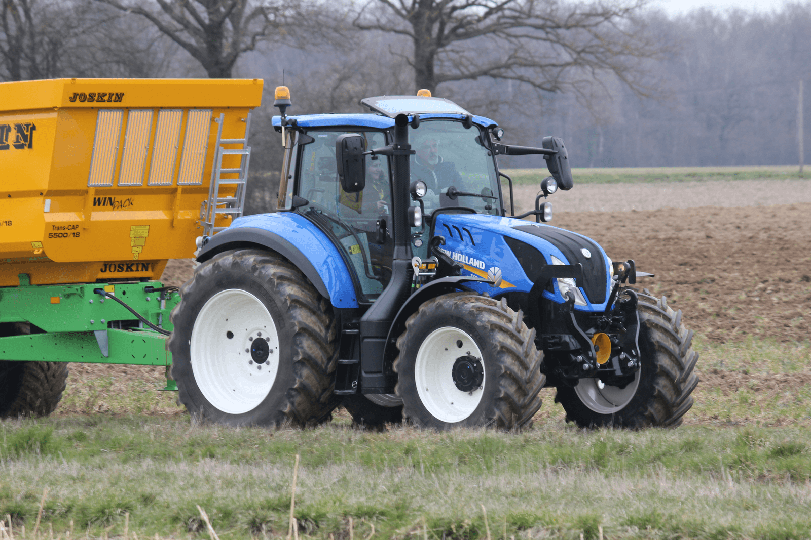 New Holland presenteert de T5 als een echte voorladertrekker. Het voorladerframe is vernieuwd.</p> <p><em>Foto: Bob Karsten</em>