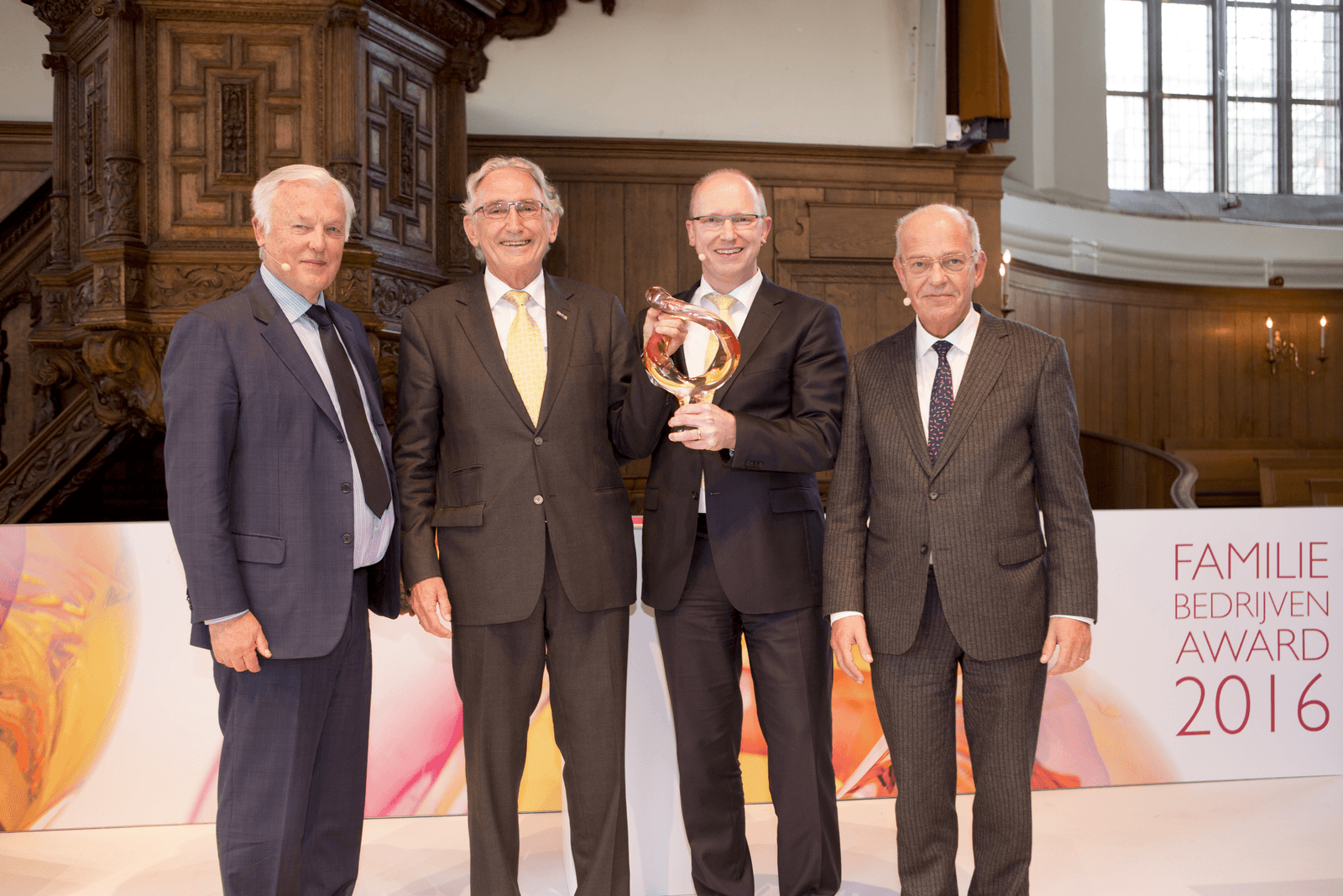 Van links naar rechts: initiatiefnemer John Fentener van Vlissingen, winnaars Piet Mazereeuw en Jaap Mazereeuw en Gerrit Zalm, CEO van ABN Amro die de prijs heeft uitgereikt.