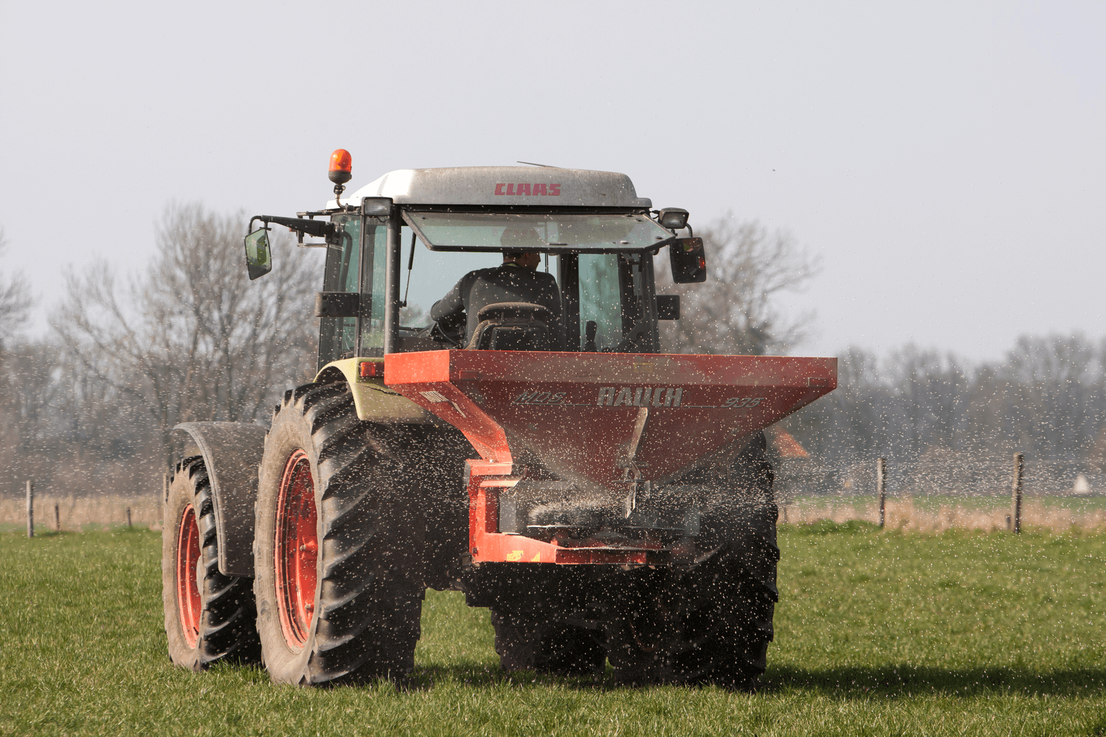 Het strooien van kunstmest op grasland. De EU wil de import van Amerikaans gas regelen; een van de overwegingen daarbij is verlaging van de energiekosten voor de kunstmestindustrie. <br /><em>Foto: Ronald Hissink</em>