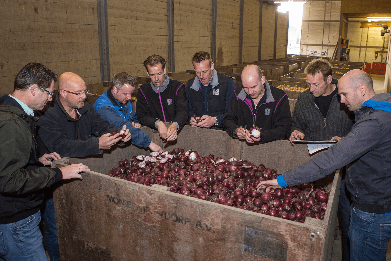 De temperatuurproef van projectgroep Ui'tmuntend wordt uitvoerig beoordeeld. Jaap Jonker, vijfde van links: "We zien geen verschil in kwaliteit."<br /><em>Foto: Peter Roek</em>