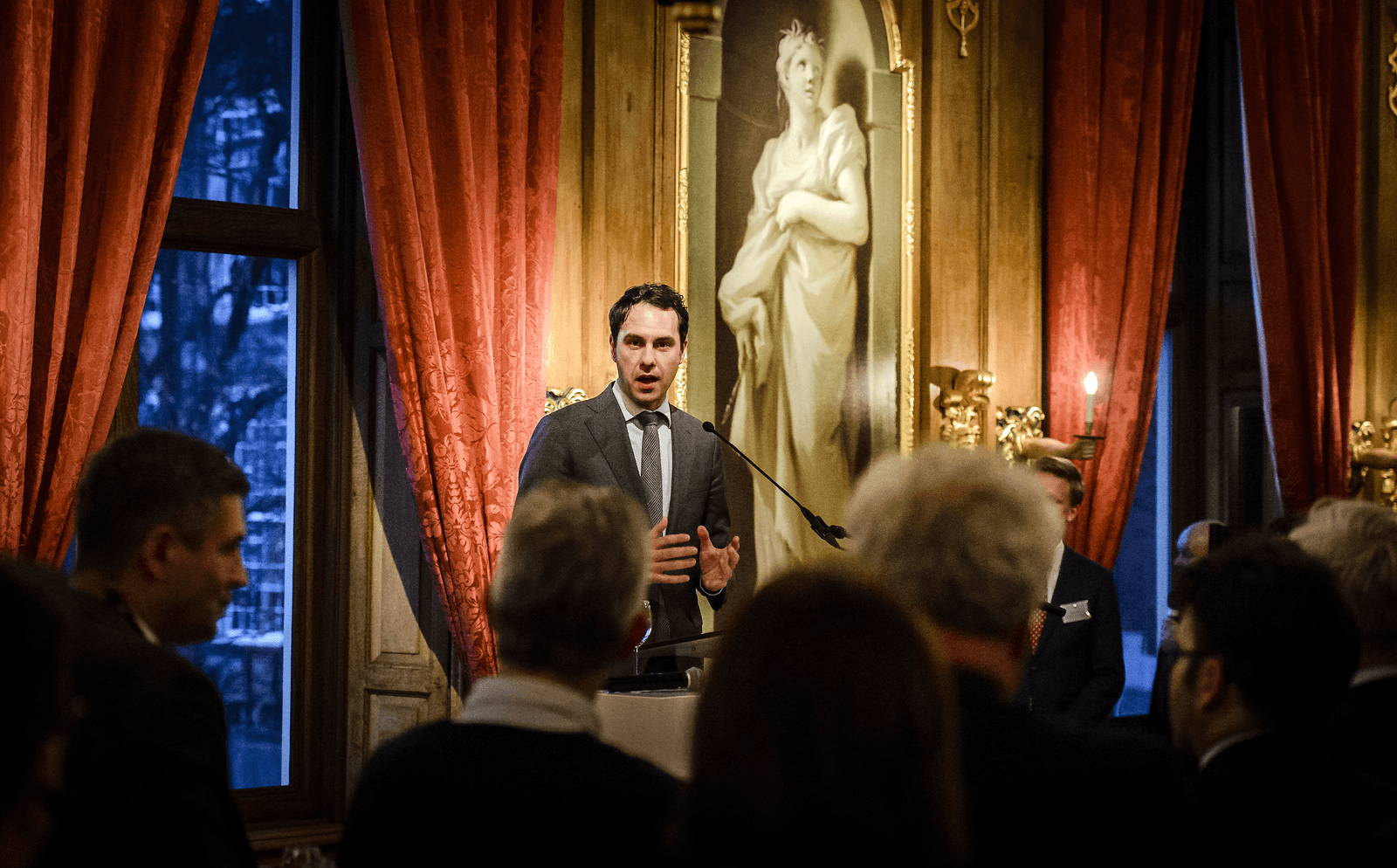 Staatssecretaris Martijn van Dam is in het Mauritshuis aan het woord tijdens een bijeenkomst van leden van de landbouwcommissie van het Europees Parlement.</p> <p><em>Foto: ANP/Remko de Waal</em>