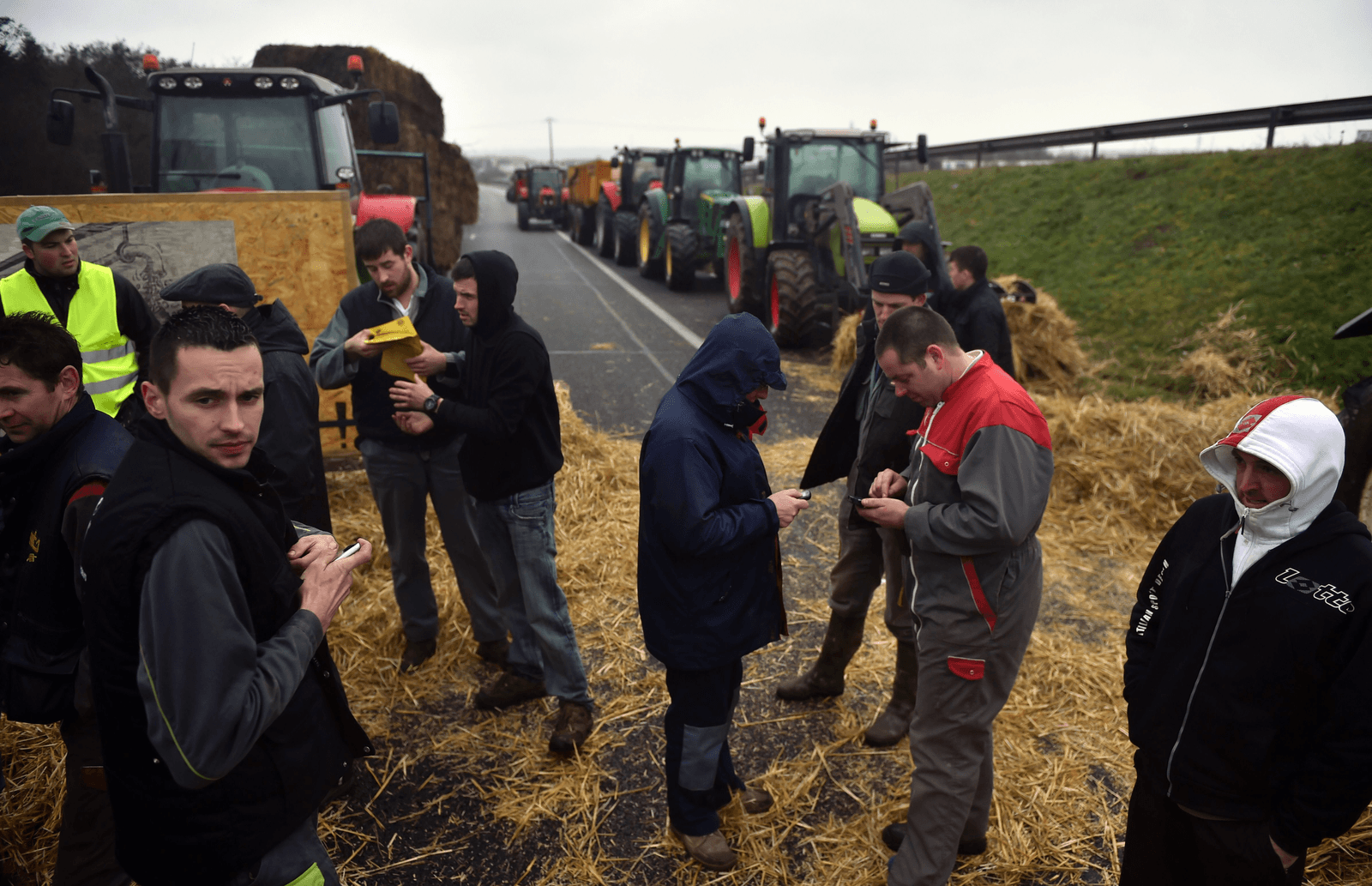 Boeren blokkeren een snelweg in Bain-de-Bretagne.<em><br />Foto: AFP</em>
