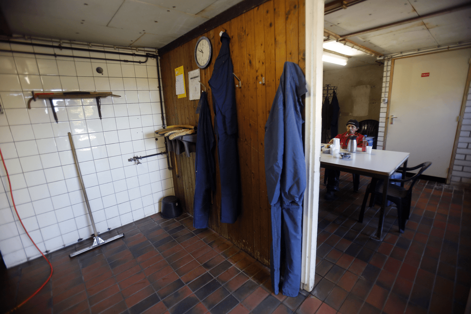 Verplicht gebruikmaken van een hygiënesluis voor alle bezoekers kan bijdragen tot het verbeteren van de bedrijfshygiëne.<br /><em>Foto: Bert Jansen </em>