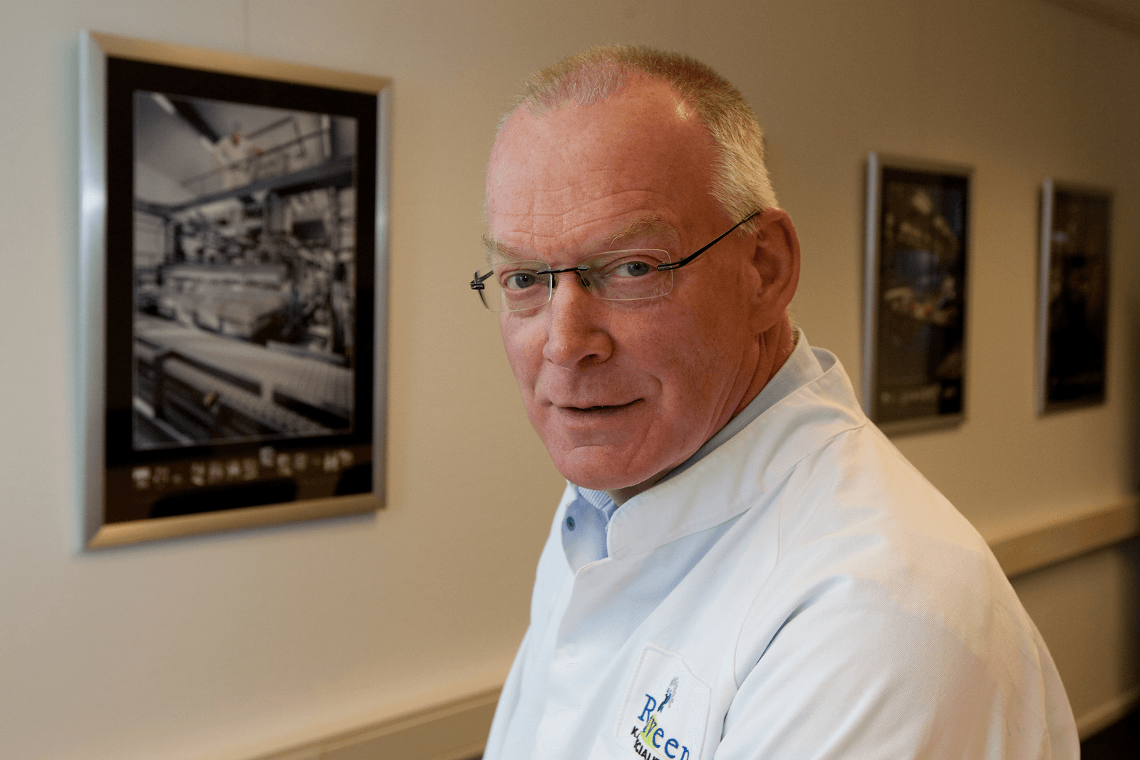 Naam: Ben Wevers (64). Bedrijf: CZ Rouveen. Functie: directeur. Hij is de vierde directeur van CZ Rouveen in 111 jaar tijd en is nu 34 jaar in dienst.</p> <p><em>Foto: Ronald Hissink</em>