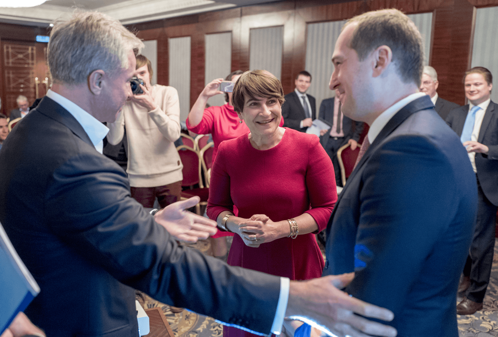 De Oekrainse minister van landbouw Oleksiy Pavlenko (links) en MHP-directeur Yuriy Kosyuk na de ondertekening van een 'memorandum of understanding' over dierenwelzijn in de pluimveesector. In het midden handelsminister Liliane Ploumen. <br /><em>Foto: ANP</em>