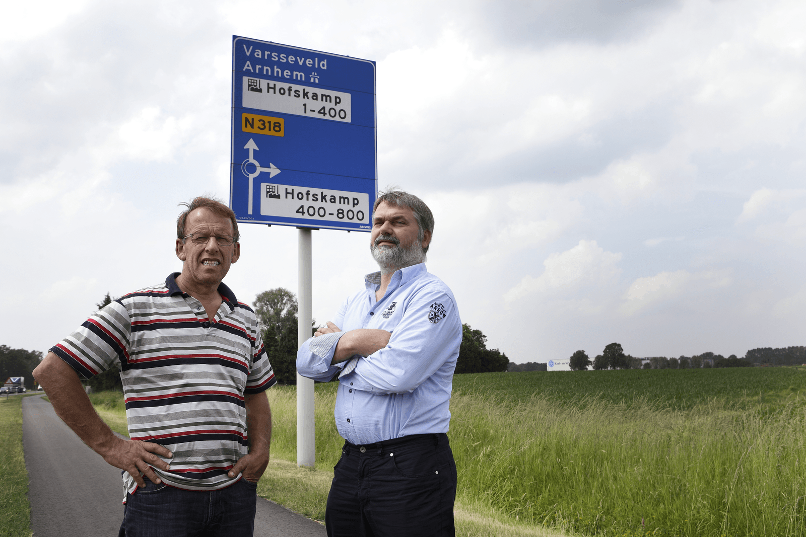 Gerard Boenink (links) en Henk Ormel van Biogasvereniging Achterhoek bij de beoogde bouwlocatie op industrieterrein Hofskamp-Oost.</p> <p><em>Foto: Hans Prinsen</em>