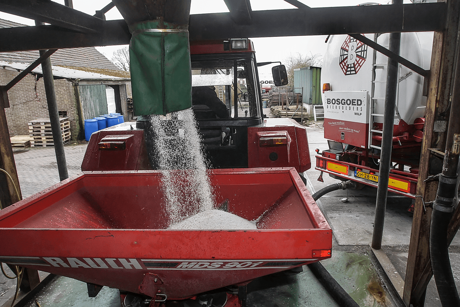 Melkveehouder haalt kunstmest op bij depot.<br /><em>Foto: Ronald Hissink </em>