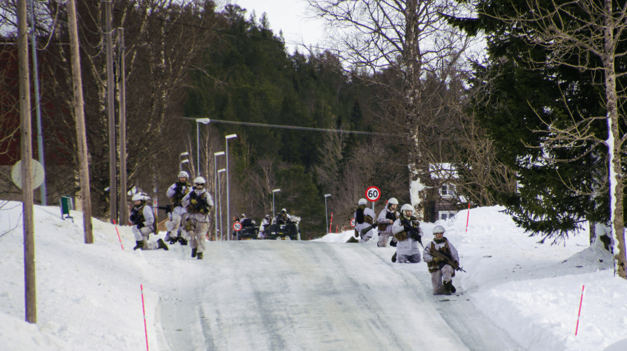 Militairen lopen langs de weg.</p> <p><em>Foto: Eleonie Pijl</em>