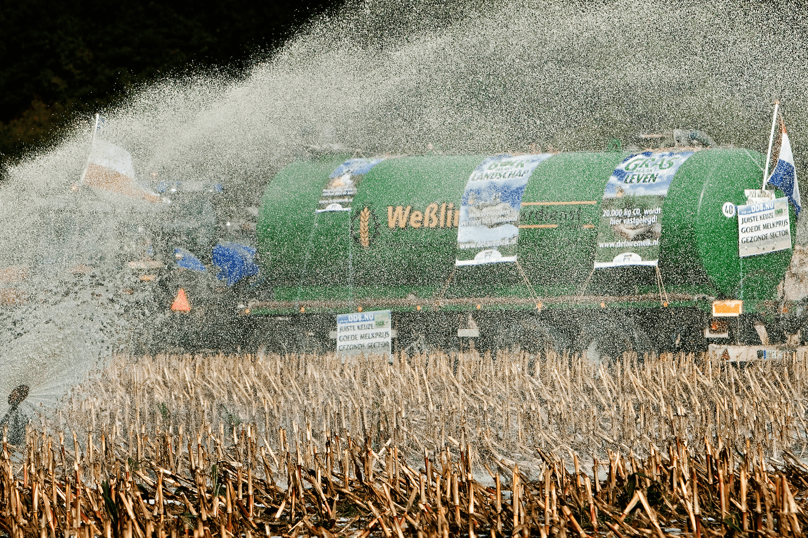 In 2009 reden boeren melk uit uit protest tegen de lage melkprijzen.<br /><em>Foto: ANP </em>