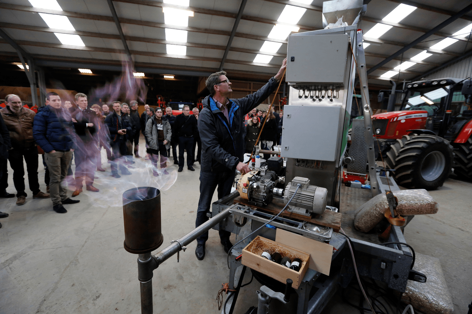 Kenniscentrum De Rusthoeve demonstreert een pyrolyse-oven. Hier wordt onder zuurstofloze omstandigheden hout verhit. Daardoor ontstaat houtskool en tevens olie en gas dat kan worden gebruikt voor de opwekking van energie.<em><br />Foto: Roel Dijkstra</em>