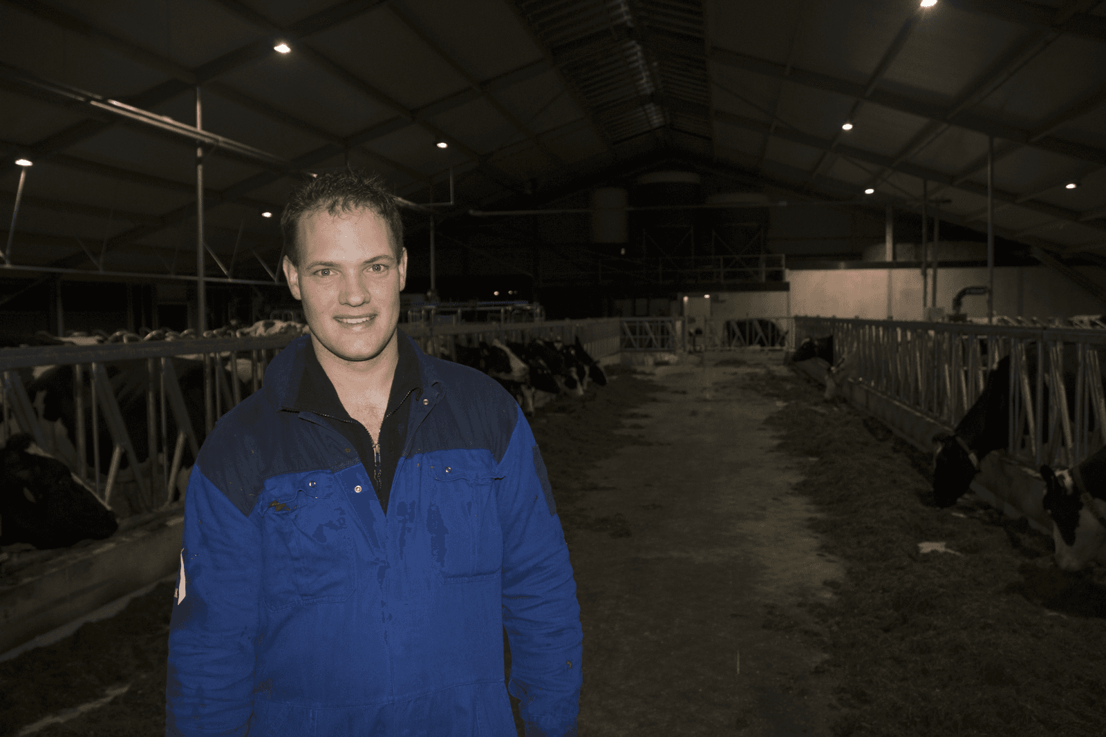 Boeren in duurzame stal met gezuiverd bronwater