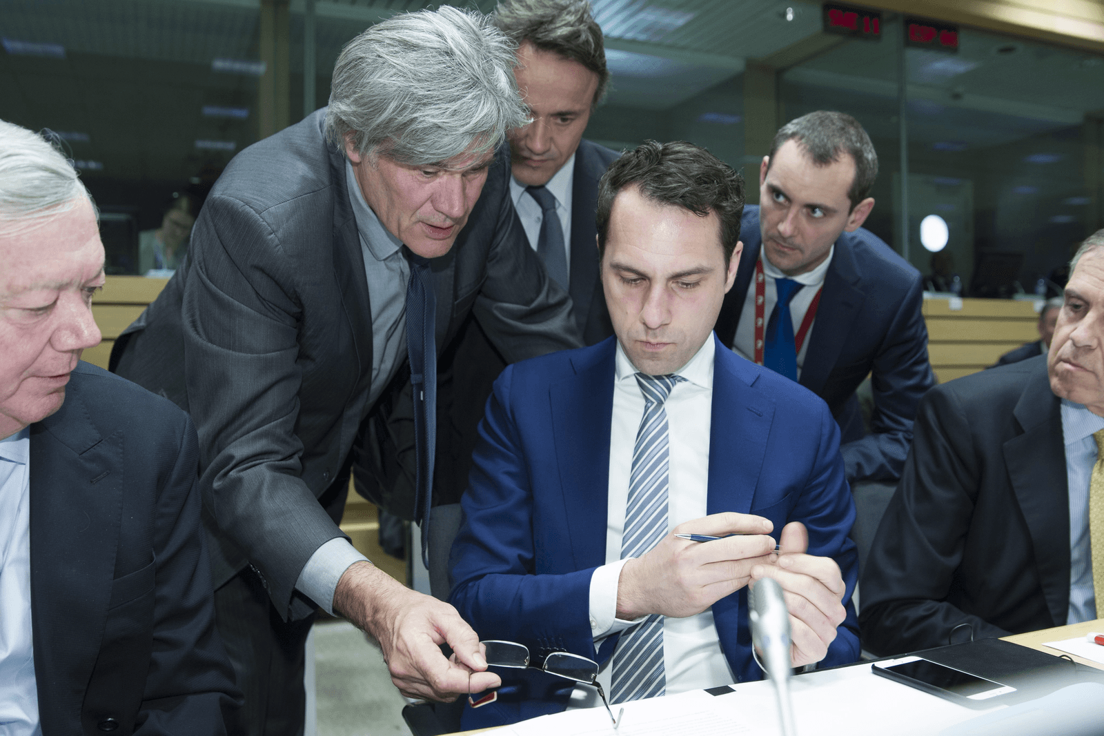 Martijn van Dam, de Franse minister van landbouw Stéphane le Foll en anderen tijdens de landbouwraad maandag in Brussel. <br /><em>Foto: ANP</em>