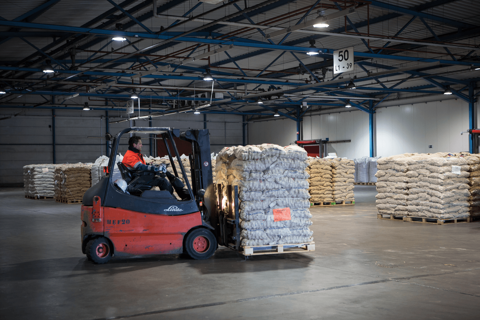 Pootgoed in een loods in de haven van Vlissingen. Vandaar wordt het verscheept naar Rusland.<br /><em>Foto: Peter Roek</em>