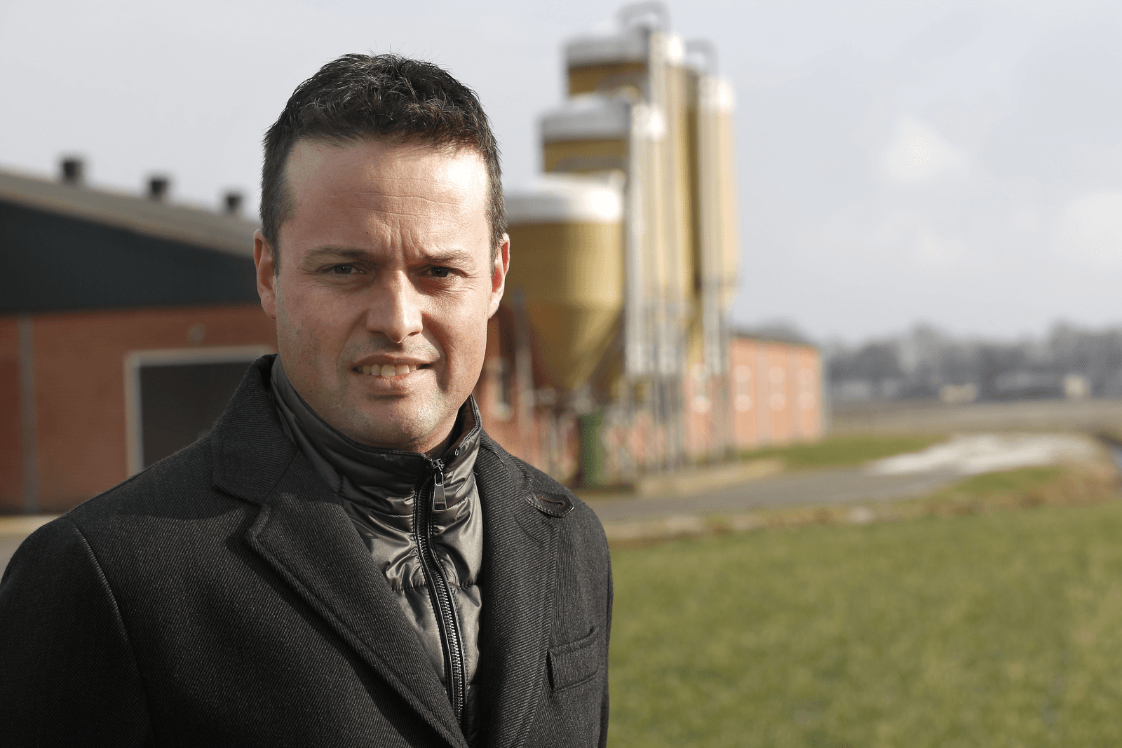 Mark Tijssen voor zijn varkensbedrijf in Roggel. Tijssen stopt na tien jaar als voorzitter vakgroep varkenshouderij van de LLTB.<br /><em>Foto: Bert Jansen</em>