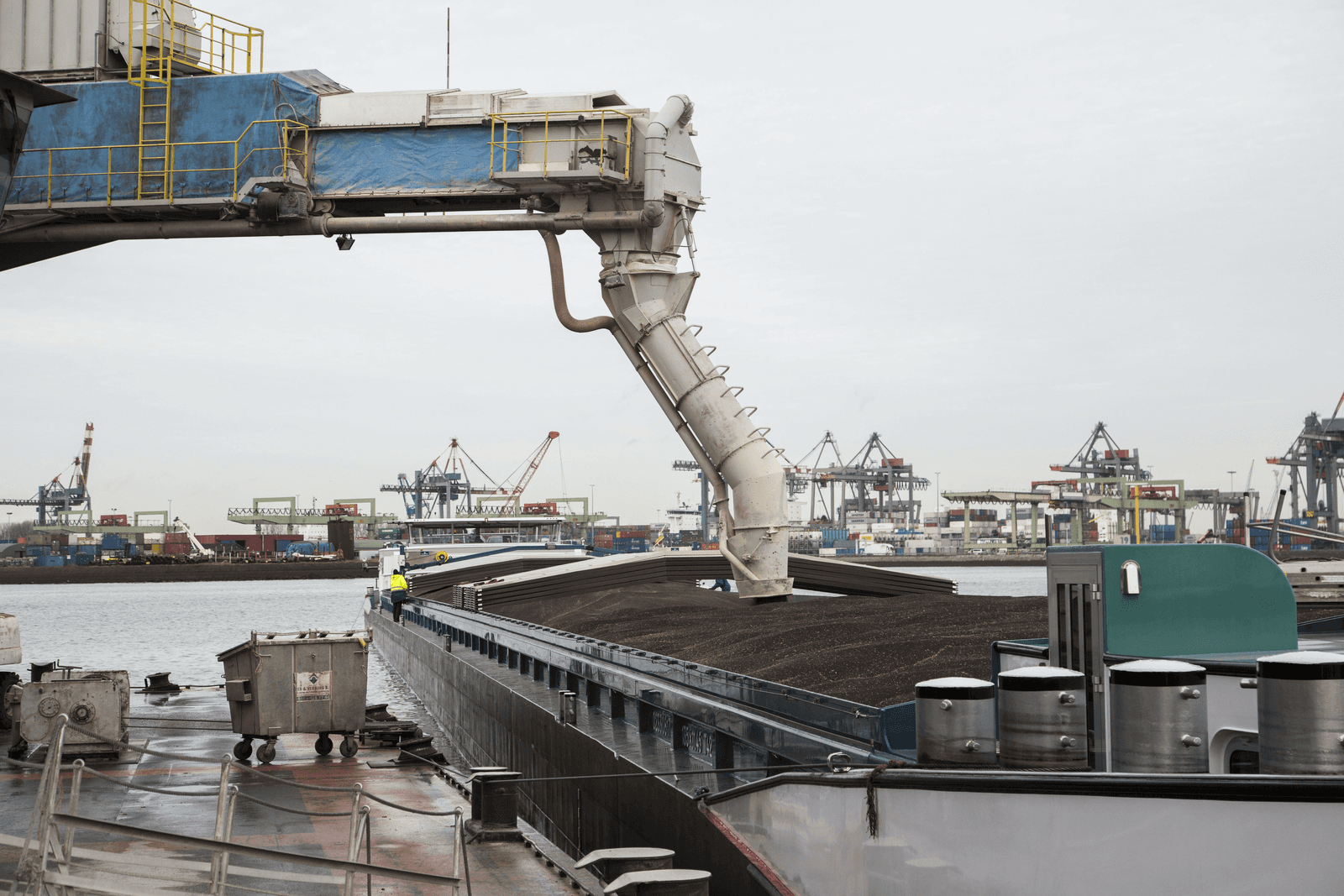 Overslag van veevoer in de haven van Rotterdam. <br /><em>Foto: Koos Groenewold</em>