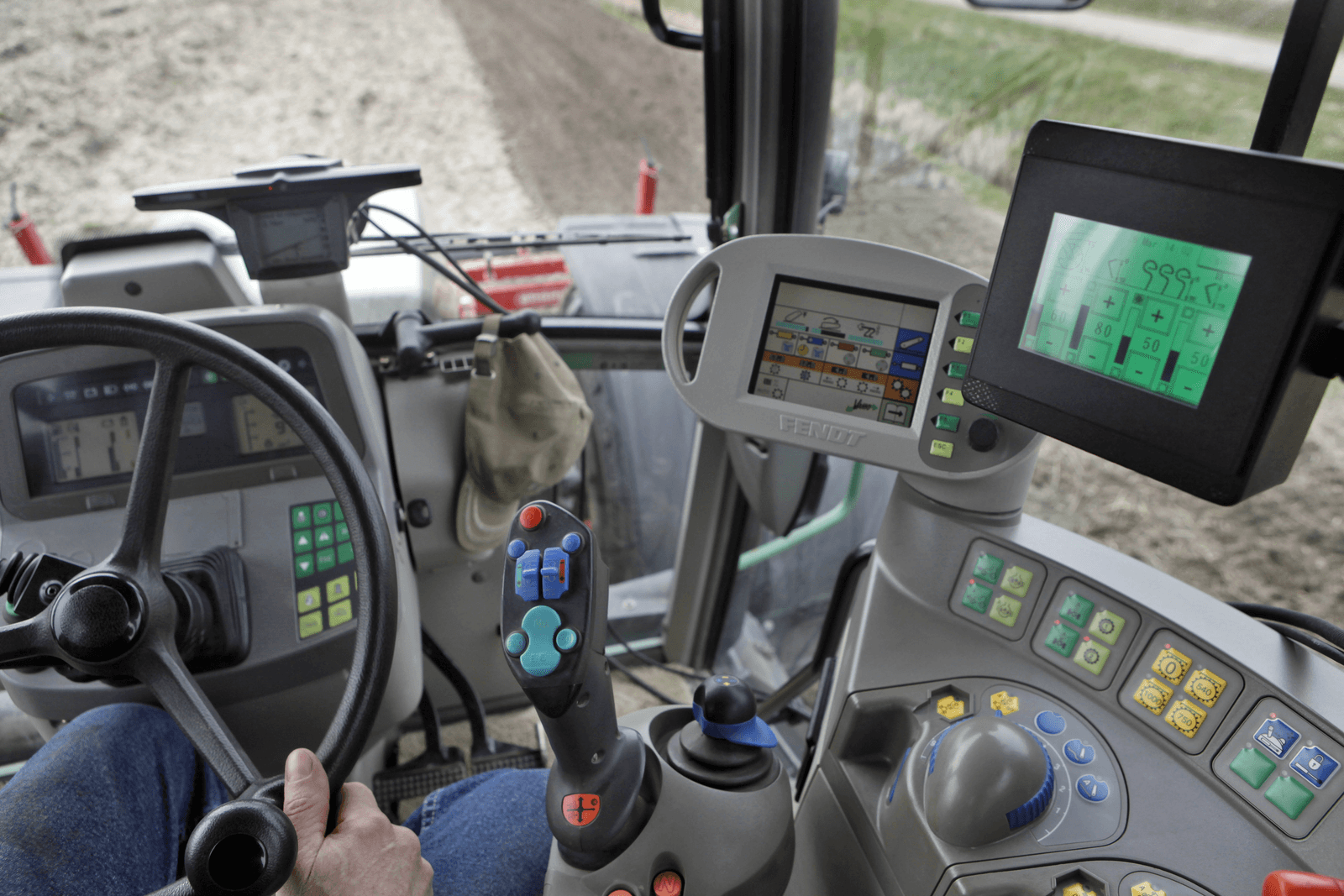 Hightech zaaibed bereiden met terminal. <br /><em>Foto: Roel Dijkstra</em>