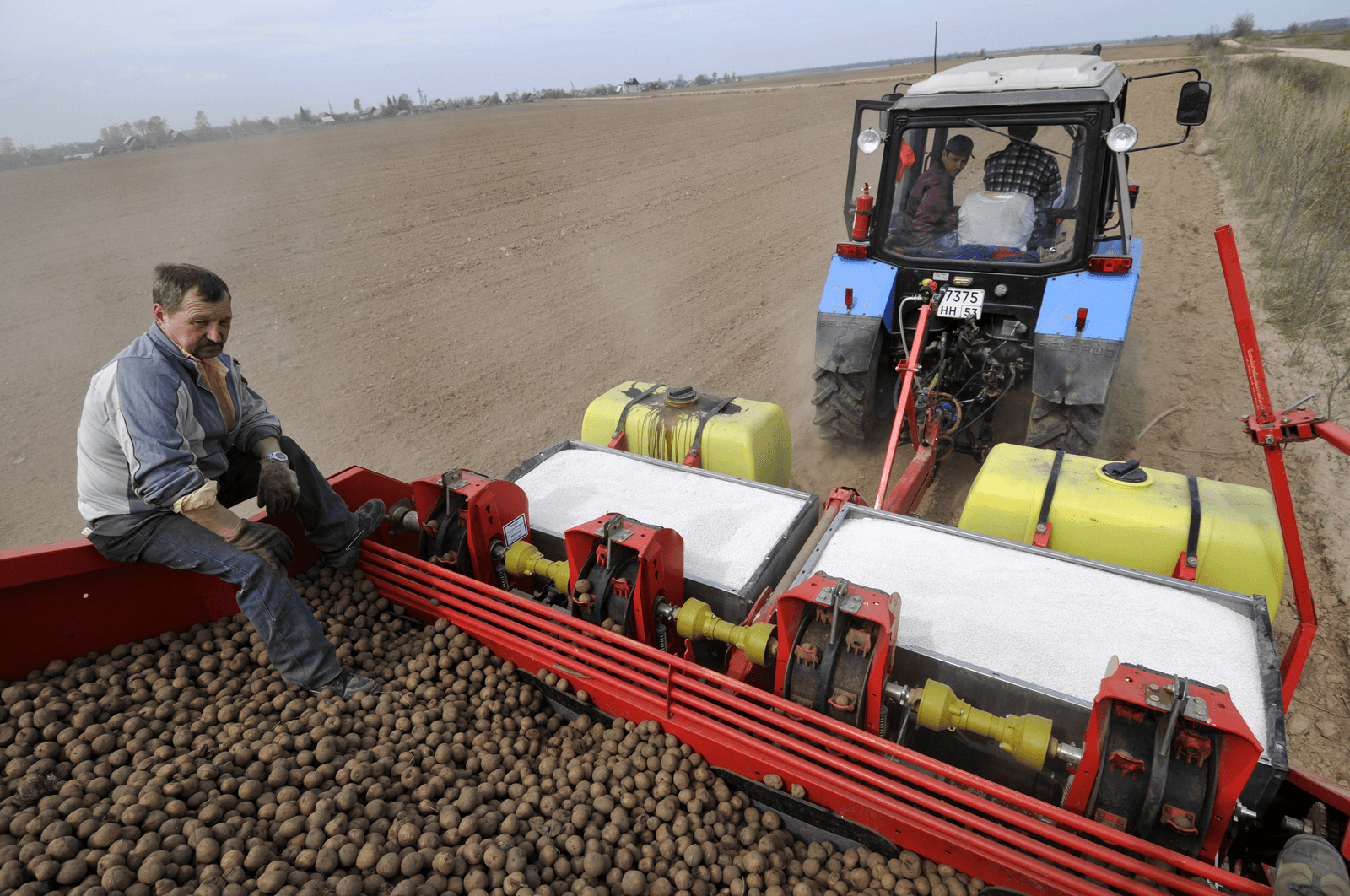 Boeren poten aardappelen op een Russische akker. <br /><em>Foto: ANP</em>