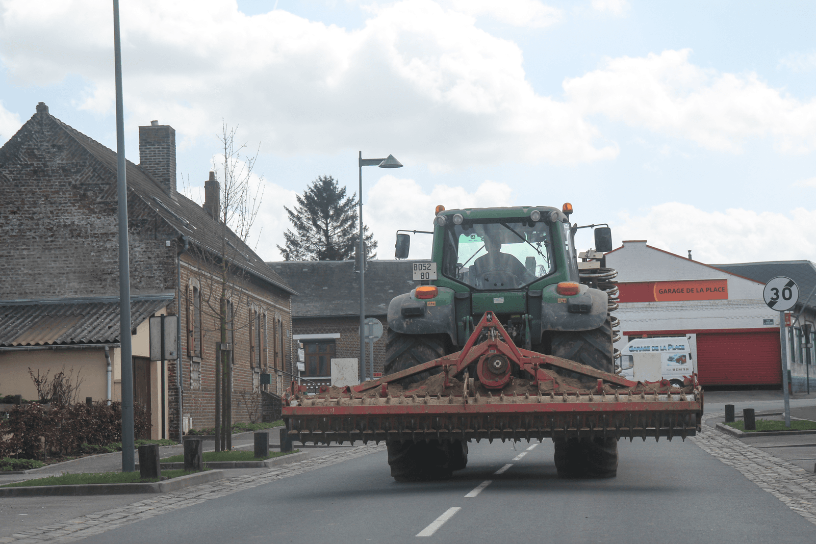 Foto uit een fotoserie van een rondje voorjaarswerkzaamheden in Frankrijk, 2015. Illustreert dat een kenteken niet per se heilig is in het verbeteren van de verkeersveiligheid. De Fransen hebben keurig een kenteken op hun trekker. Toelatingseisen voor nieuwe machines zijn op papier zeer streng, maar eenmaal in bedrijf mogen boeren wel met hun starre 4 meter brede machines op de openbare weg. Verlichting en signaalborden zijn hier nauwelijks aanwezig. Hoewel sommige Nederlanders graag beweren dat we zonder kenteken de 'gekkies' van Europa zijn, lijkt het al met al toch nog niet zo slecht geregeld in Nederland.<br /><em>Foto: Matthijs Verhagen</em>