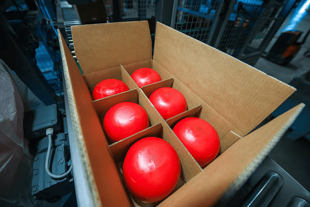 Ook de moeilijkere kaassoorten, zoals bolle Edammers, worden gemaakt bij Royal A-ware. Foto's: A-Ware