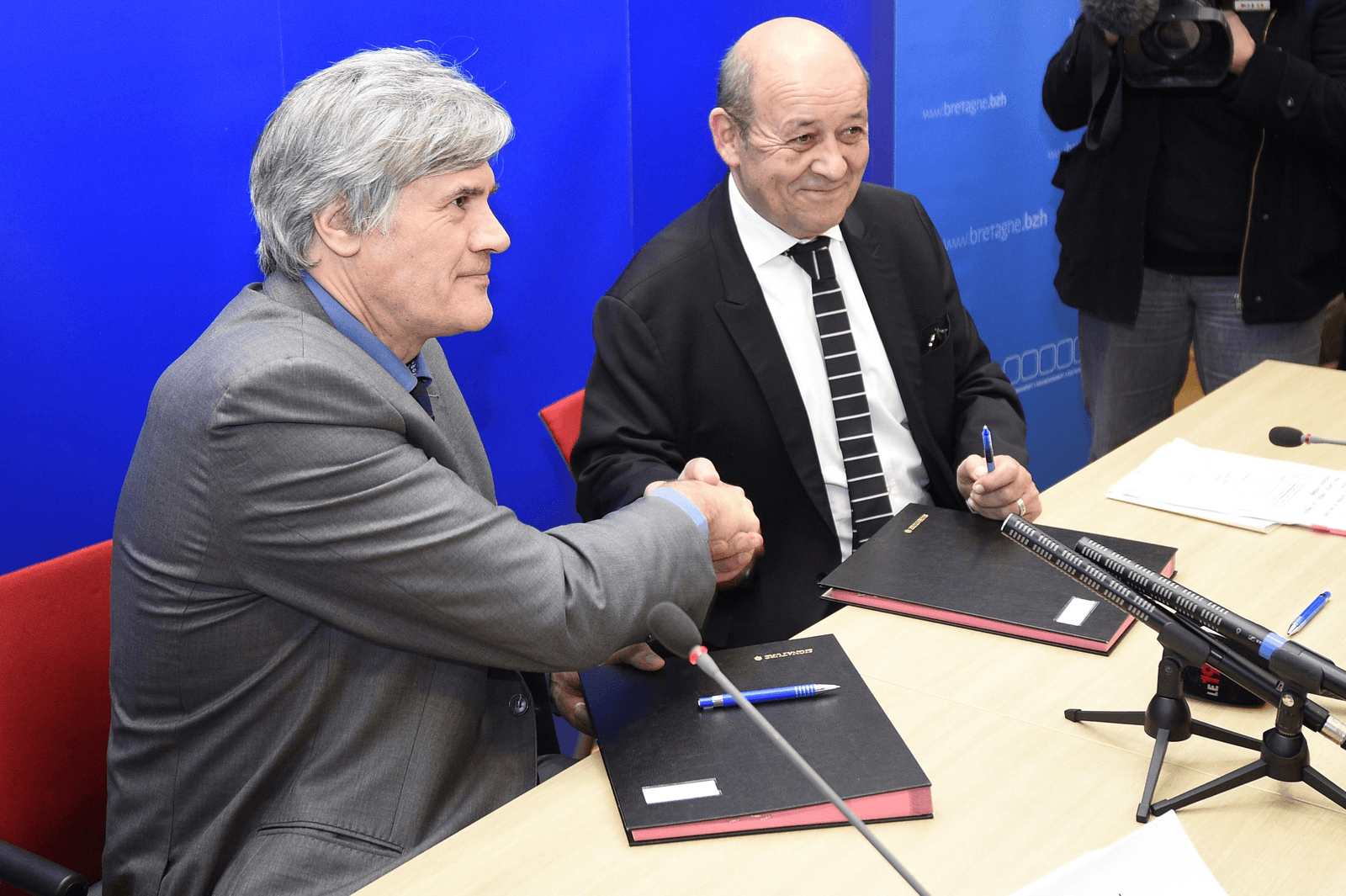 Stéphane le Foll en Jean-Yves le Drian bij de ondertekening van het plan voor de varkenssector in Bretagne.</p> <p><em>Foto: ANP</em>