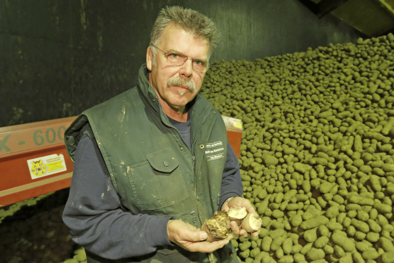 Akkerbouwer David van Gammeren zag in 2014 zijn aardappelen en sperziebonen goeddeels verdrinken. Het jaar daarop werd hij opnieuw getroffen. <em>Foto: Roel Dijkstra</em><span class="see extended_valid_elements" id="_plain_text_marker"> </span>
